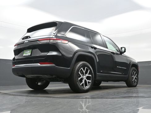 Used 2024 Jeep Grand Cherokee Limited image 31