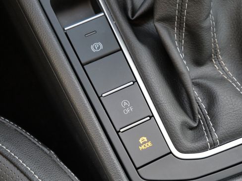 Certified 2025 Volkswagen Jetta SEL image 28