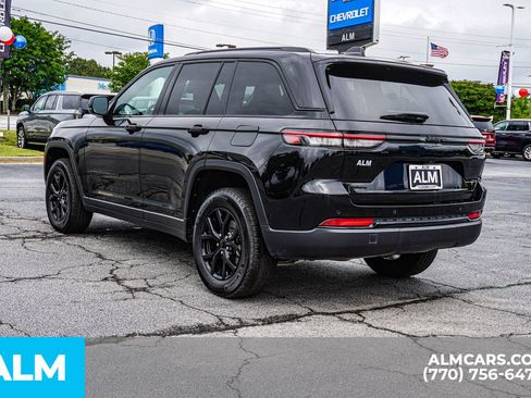 Used 2025 Jeep Grand Cherokee Altitude AWD/4WD image 8