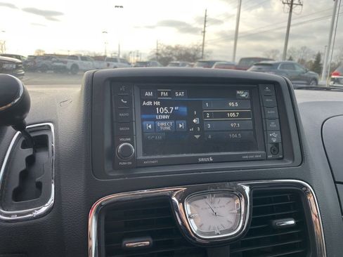 Used 2014 Chrysler Town & Country Touring image 22