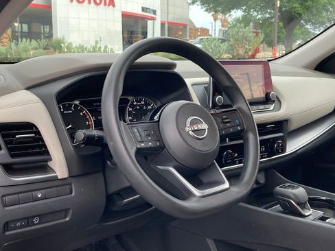 Used 2023 Nissan Rogue SV image 9