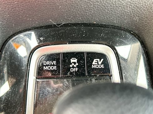 Used 2025 Toyota Corolla LE FWD image 32