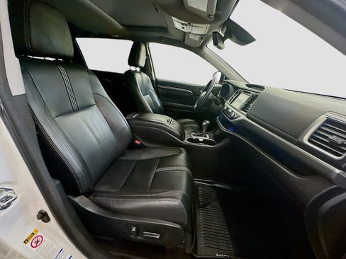 Used 2018 Toyota Highlander SE AWD/4WD image 35