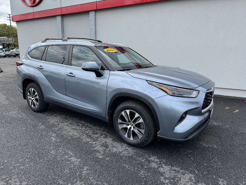 Used 2023 Toyota Highlander XLE AWD/4WD image 4