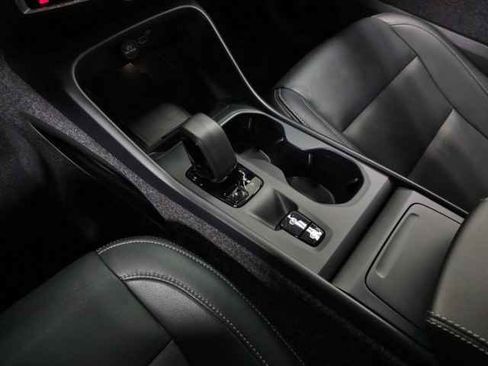 Certified 2025 Volvo XC40 B5 Core image 30