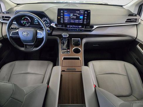 Used 2021 Toyota Sienna XLE FWD image 16