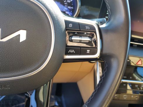 Certified 2023 Kia Carnival EX image 28