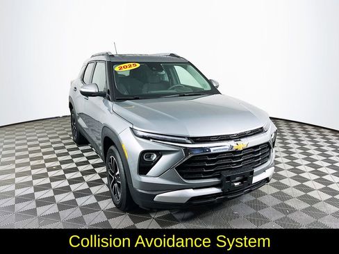 Used 2025 Chevrolet TrailBlazer LT AWD/4WD image 3