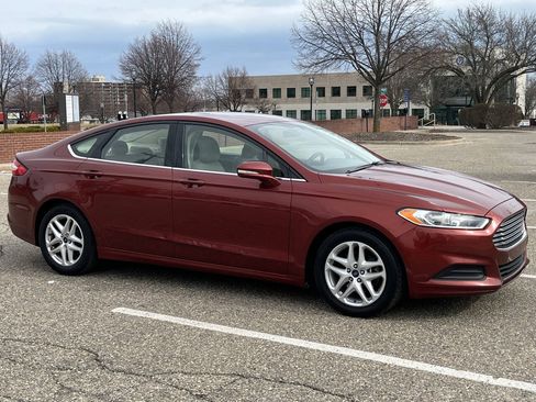 Used 2014 Ford Fusion SE FWD image 4