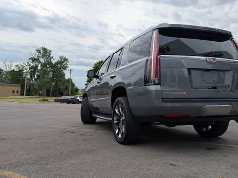 Used 2019 Cadillac Escalade Luxury AWD/4WD image 6