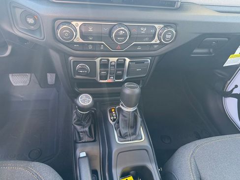 New 2025 Jeep Gladiator Sport image 17