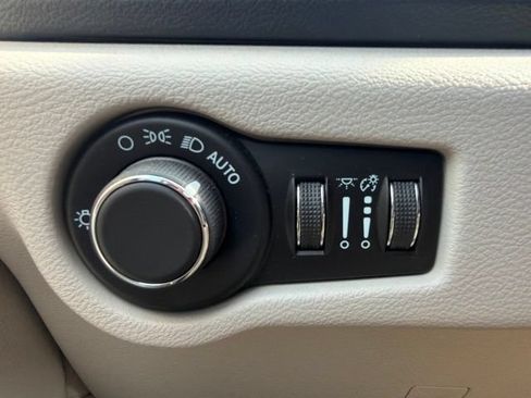 Used 2022 Chrysler Voyager LX FWD image 25