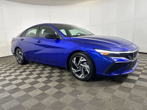 Used 2025 Hyundai Elantra Sport image 2