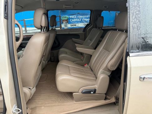 Used 2012 Chrysler Town & Country Touring-L w/ Driver Convenience Group image 12