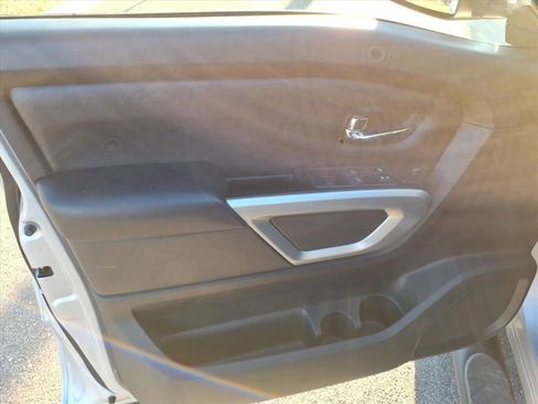 Used 2018 Nissan Titan SV w/ SV Convenience Package image 23