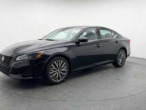 Used 2025 Nissan Altima 2.5 SV image 3