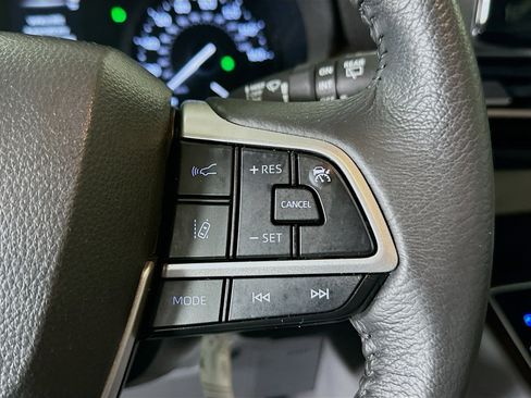Used 2024 Toyota Sienna XLE FWD image 17