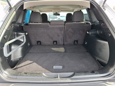 Used 2018 Jeep Cherokee Latitude w/ Cold Weather Group image 27