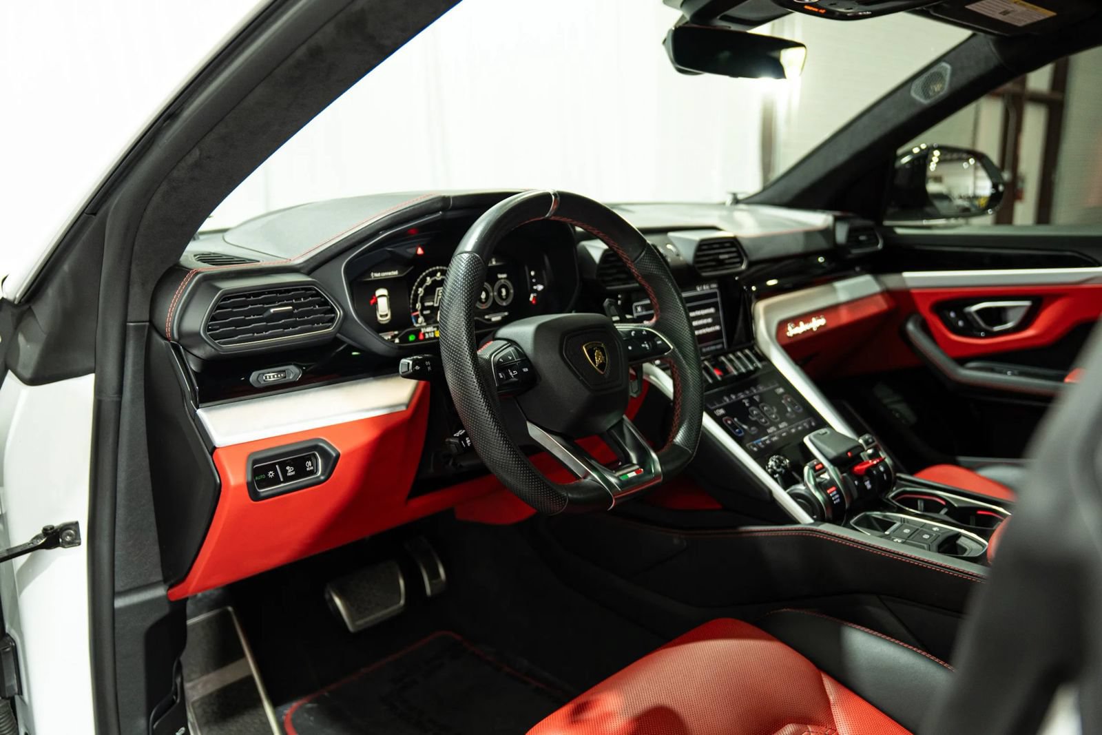 Used 2022 Lamborghini Urus AWD/4WD image 15