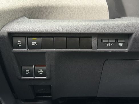 Used 2024 Toyota Sienna LE w/ LE Plus Package FWD image 22