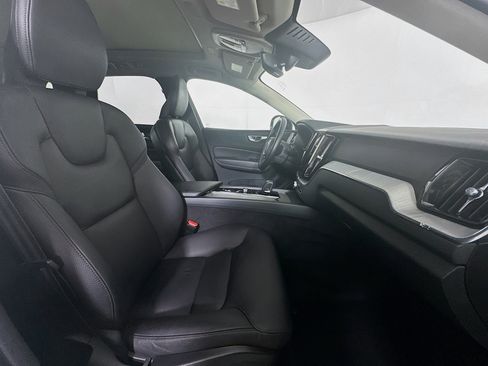 Used 2025 Volvo XC60 B5 Plus image 32