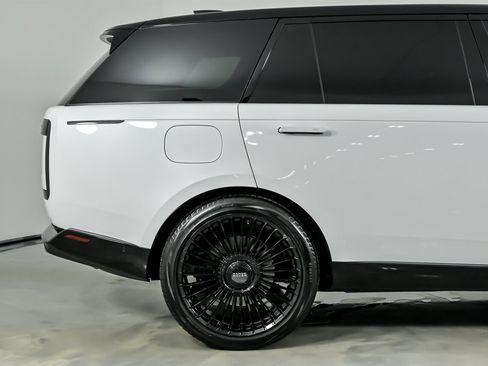 Used 2024 Land Rover Range Rover Long Wheelbase Autobiography image 13