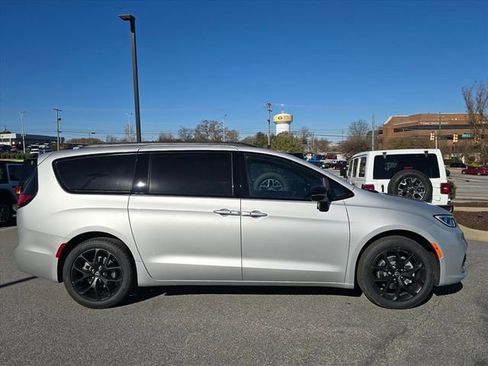 New 2026 Chrysler Pacifica Select w/ S Appearance Package image 2