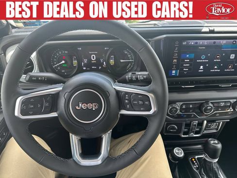 Used 2025 Jeep Wrangler Unlimited Sahara AWD/4WD image 16
