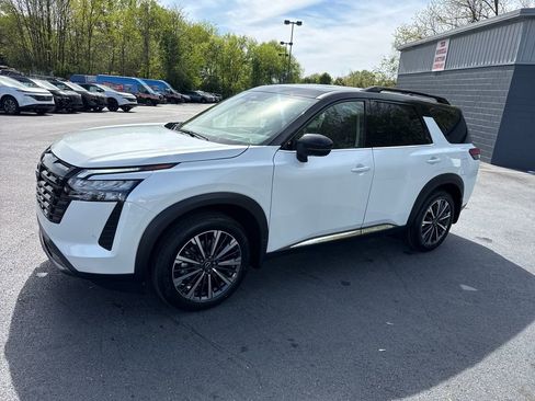 New 2026 Nissan Pathfinder Platinum FWD image 2
