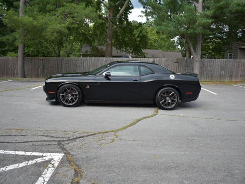 Used 2016 Dodge Challenger R/T Scat Pack w/ Leather Interior Group RWD image 4