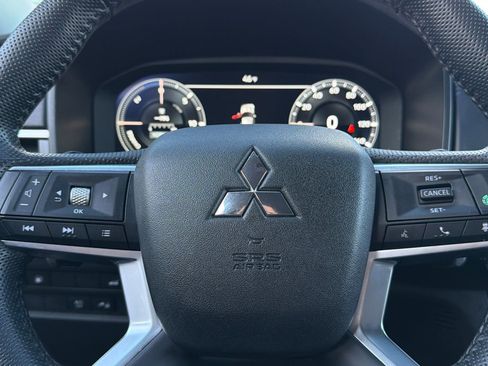 Used 2024 Mitsubishi Outlander SE image 25