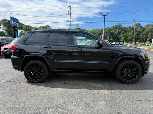 Used 2018 Jeep Grand Cherokee Altitude AWD/4WD image 8