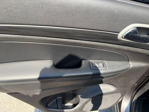 Used 2021 Jeep Grand Cherokee Laredo RWD image 12