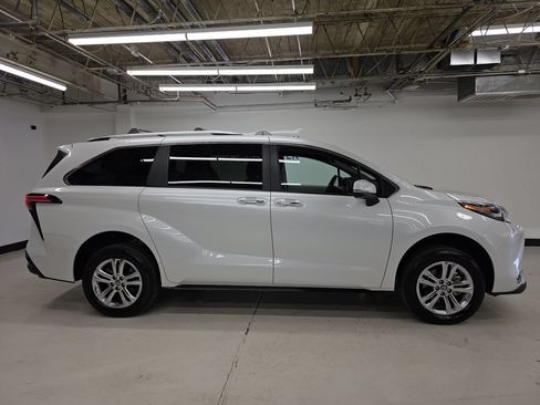 Used 2024 Toyota Sienna Platinum AWD/4WD image 6