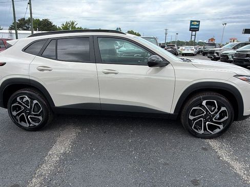 New 2026 Chevrolet Trax RS w/ Sunroof Package FWD image 4