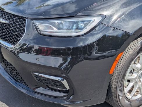 Used 2025 Chrysler Pacifica Select image 11