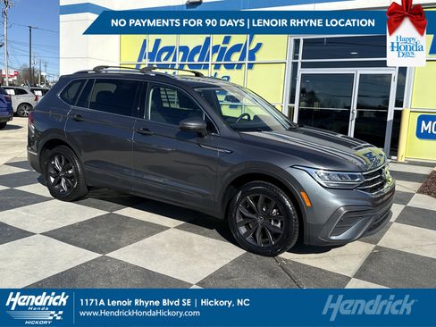 Used 2023 Volkswagen Tiguan SE image 1