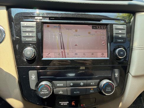 Used 2018 Nissan Rogue SL w/ Premium Package FWD image 28