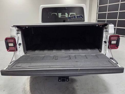 Used 2025 Jeep Gladiator Rubicon w/ Convenience Group AWD/4WD image 10
