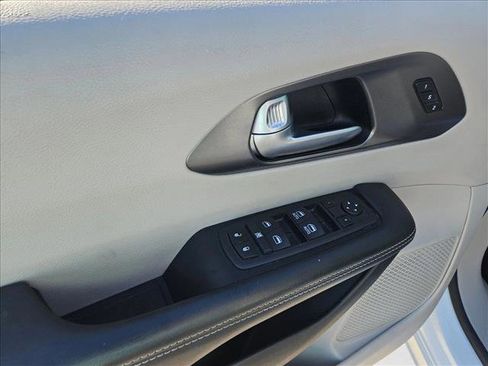 Used 2024 Chrysler Pacifica Touring-L image 14