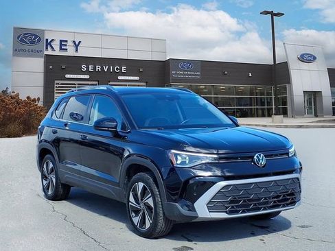 Used 2025 Volkswagen Taos SE AWD/4WD image 3