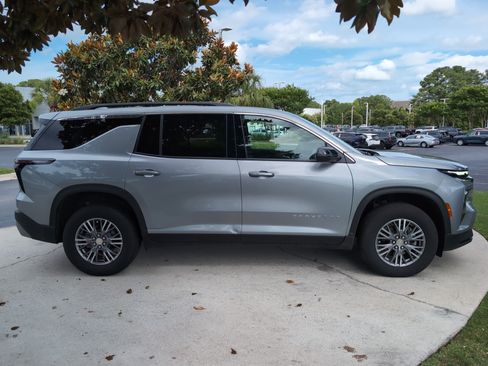 Used 2025 Chevrolet Traverse LT AWD/4WD image 11