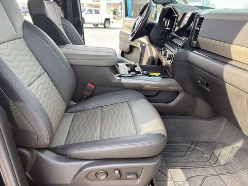 Used 2024 Chevrolet Silverado 2500 ZR2 w/ Technology Package image 32