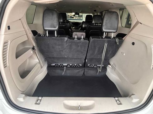 Used 2023 Chrysler Pacifica Touring-L FWD image 9