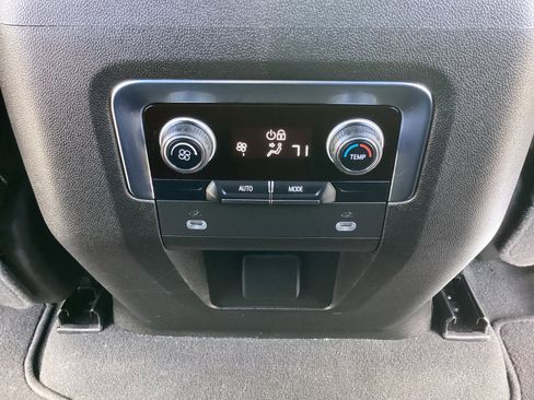 Used 2023 Chevrolet Suburban Z71 image 32