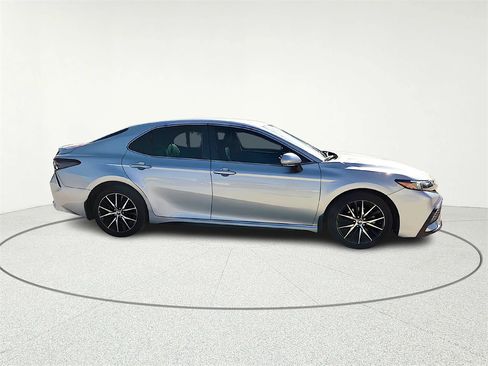 Used 2022 Toyota Camry SE image 8