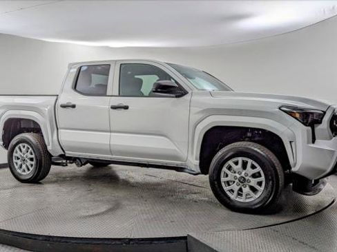 Used 2025 Toyota Tacoma SR image 11