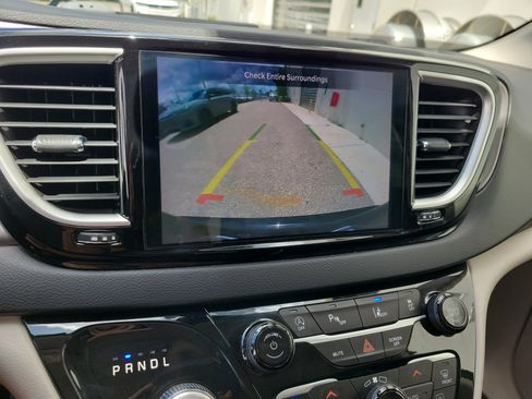 Used 2023 Chrysler Pacifica Touring-L FWD image 31