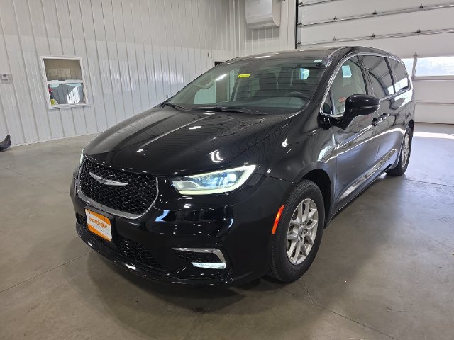 Used 2024 Chrysler Pacifica Touring-L FWD image 4