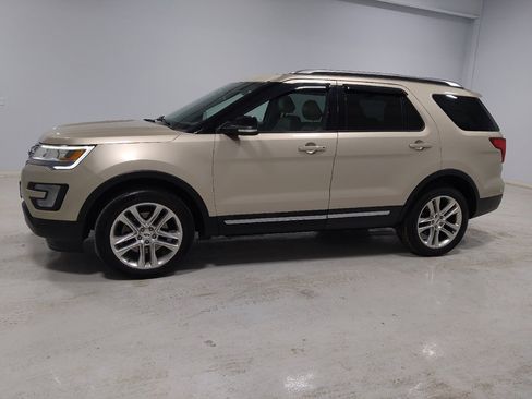 Used 2017 Ford Explorer XLT w/ Equipment Group 202A image 2